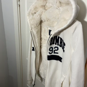 mysig Abercrombie & Fitch kofta  - Jättemysig kofta med len päls på insidan (förutom i armarna). Den har några små fläckar, men skulle inte säga att de är så synliga och i övrigt är den i väldigt bra skick💞Säljer då den inte kommer till användning. Köparen står för frakt, kan oxå mötas upp