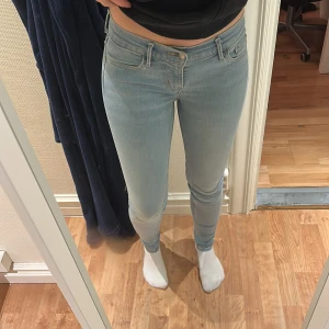 Jeans  - Säljer ett par lågmidjade Levis jeans i storlek 25. Skulle säga att de motsvara xs-s. Jeansen är stretchiga och i bra skick. 