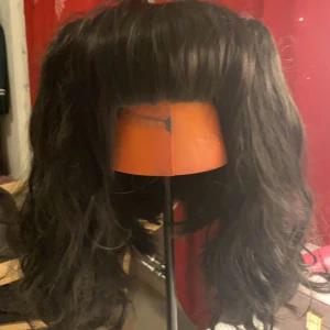Svart Peruk - Svart Peruk med vit hårband! Kan användas till Celestia Ludenberg Cosplay även mer! 
