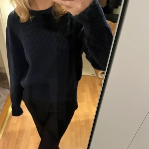 Stickad tröja - Mörkblå stickad tröja från Zara 🖤
