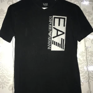 Armani T-shirt storlek S - (Äkta) jättefin Armani T-shirt i storlek S men funkar även för storlek M. Tröjan är jätteskön att ha på sig då den luftar perfekt och inte är instängd.