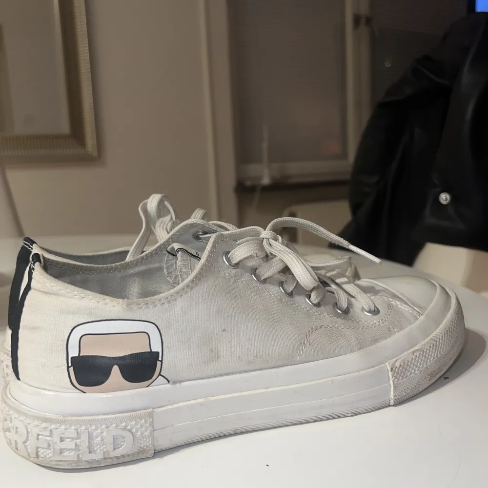 Hejsan!! Säljer nu mina skitsnygga sneakers från Karl Lagerfeld pga att dom blev köpta en storlek för små:(  Dom är lite smutsiga (därav priset) Storleken på skorna är 39, och köptes för ca 1300kr.  Kan tänka mig att sälja för kanske 200. Skor.