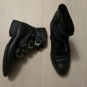 Läderskor med silver detaljer - Läderboots med silver detaljer - storlek 39 