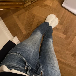 lågmidjade Jeans - Säljer nu mina super snygga jeans. Jag vet inte vilken storlek de är precis men de passar mig som har 34❤️ märket på jeansen är acne och går inte att få tag på längre. 