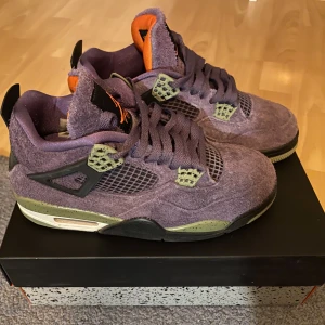 Wmns Air Jordan 4’s Retro - Intressekoll på mina canyon purple jordan 4’s. Köpta från SNKRS. Har haft dem sen september men inte använt dem mycket. Skulle säga att dem är i bra skick. Ett par extra svarta skosnören ingår även.