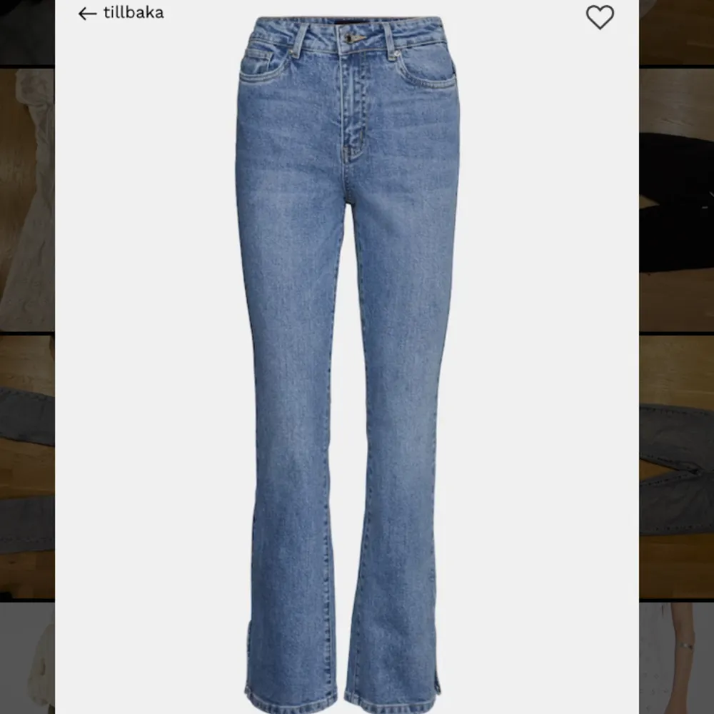 Säljer ett par ljusblå midrise bootcut jeans från vero moda i stl 36, aldrig använda med lapparna kvar, suuuperfina men passar tyvärr inte mig🤍. Jeans & Byxor.