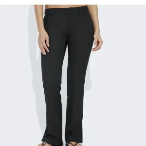 Bikbok kostymbyxor Vera - Säljer dessa lågmidjade kostymbyxorna ifrån bikbok i modellen vera, de är i storlek 38 men dom är väldigt små i storleken så passar mig som vanligtvis bär 34-36. Dom är helt oanvända med alla lappar kvar ❤️Endast kvar i dom största storlekarna på hemsidan.