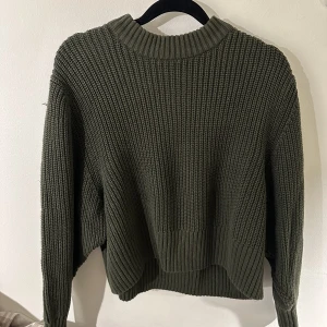Olivgrön stickad tröja - En olivgrön stickad tröja från Monki 😇