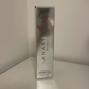 Anastasia beverly hills foundation - Anastasia beverly hills luminous foundation som är helt ny inte ens öppnad säljes pga jag fått fel färg Köparen står för frakt  Öppen för byten och prisförslag