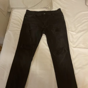 Amiri Jeans Strl 38 - Storlek 38. Köpta på miinto för 3 årsedan av mitt ex Har inte kvittot idag. Så släpper dom billigt Inga SKAMBUD. och har inte bråttom med att bli av med dom!