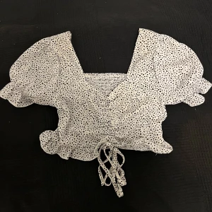 Söt top - Säljer denna söta top från Shein🫶🏻🤍 den är i väldigt fint skick!! Man kan välja hur mycket hud man vill visa med hjälp av snörningen🥰 Hör av dig i dm om du är intresserad  Skriv privat för fler bilder!!