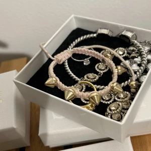 Armband med nitar - Rosa armband med nitar köpt på sellpy! Vintage & finns inte att köpa❤️ lite slitet men unikt & snyggt!💜justerbart!