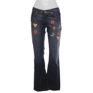 ONLY VINTAGE JEANS - Ass söta och älskar dem! Använder dem bara för lite :(  Sitter lågmidjade och passar mig som normalt h att w27-w29 och är 172cm  Midjemått är 76cm. 