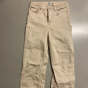 Beiga jeans lager 157 - Raka och högmidjade jeans i snygg beige färg. Sitter superbra i midjan! 