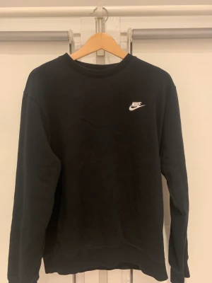 Nike tröja - Sweatshirt från Nike, skick 10/10. Storlek M. Nypris 550kr (pris kan diskuteras!)