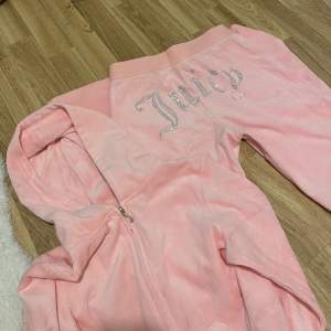 Juicy sett som e rosa med glitter där bak på tröjan & byxorna 💕 som ny storlek XS Skriv för fler bilder