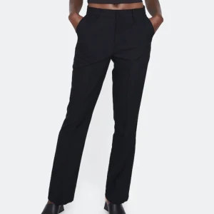 Kostymbyxor  - Säljer dessa fina kostymbyxor från bikbok med medelhög midja💘Nypris 400