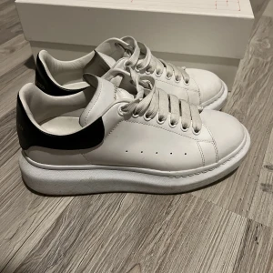 Alexander mcqueens  - Säljer dessa Alexander mcqueens i storlek 40. Skorna är i mycket fint skick och låda o allt kommer med