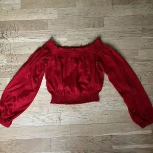 Röd off-shoulder tröja från hm. Stl xs