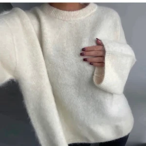 HM stickad tröja - Säljer denna slutsålda stickade tröjan ifrån H&M. Helt ny med lappar kvar. Storlek XS. Buda från 600kr 