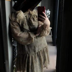 Leopardklänning  - Snygg klänning från Gina tricot. Storlek 34 men skulle säga att den är stor i storleken. 