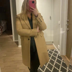 Kappa från zara  - Superfin höst kappa från Zara. Ser lite gulare ut på bilden den är mer beige. Knappt använd 