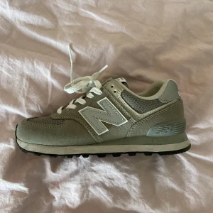 New balance WL574 - Gråa helt nya! Använt ca 4 gånger bara. Beställde en storlek för liten därför de är till salu! Gillar dem väldigt mycket.  Fraktar mot betalning!