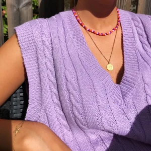 Väst - Lila väst i stl xs men passar även s, knappt använd, säljer för 50kr+frakt. Det är lånade bilder. Meddela gärna om du har några frågor❣️