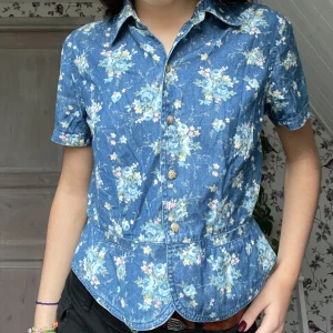 Skjorta  - Blå blommig-mönstrad figursydd skjorta med krage 💙 