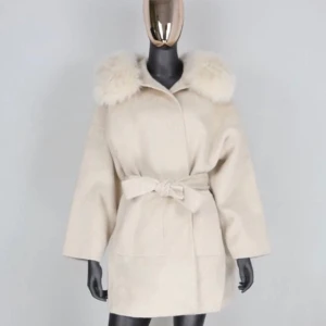 Pälskappa i kashmir - Kappan är köpt ifrån ”Sstore” Org pris : 3399 kr modell ”Dallas cream vit”  i storlek XS men passar även för mig som vanligtvis har S. Har endast prövat jackan den är oanvänd. Säljs nu för 2100 ink frakt. 