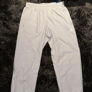 Nya Adidas byxor MAN  - Helt nya super snygga Adidas byxor för män. Helt nya mer lappar kvar! Storlek M Regular FIT 
