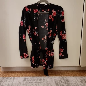 Sommarkofta - Sommar kofta med blommig mönster inga fickor har en band runt midjan