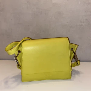 Väska - Jättesnygg väska från Carin Wester. Har axelband och har använts en gång endast, så är i väldigt bra skick. 