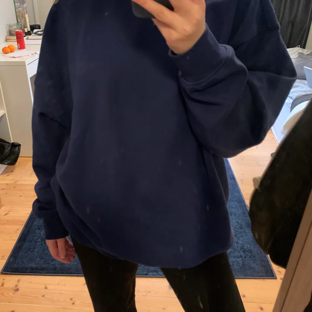 Cool och mysig mörkblå oversized sweatshirt från Weekday.🤩 Endast använd vid ett tillfälle. Storlek S.. Tröjor & Koftor.