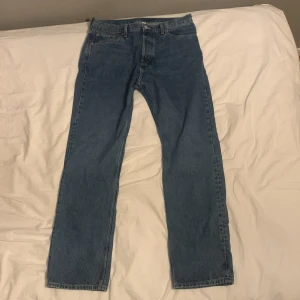 Weekday jeans - Säljer ett par weekday jeans i modellen space då de aldrig kommer till användning. Använt dessa jeans max 5 gånger så de är i princip i nyskick, inga tecken alls på användning. Storlek 32/32
