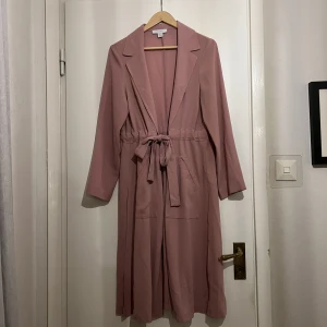 GAMMELROSA TUNNARE KAPPA 💖 - Gammelrosa kappa ifrån Primark! - knappt använd - storlek 40 💕