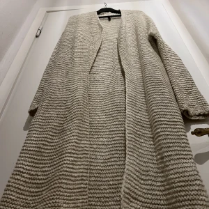 Beige stickad cardigan ifrån Stradivarius 🤍 - Beige LÅNG stickad cardigan ifrån Stradivarius 🤍