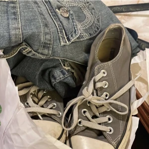 converse  - ! Lånad bild !  Köpta här på Plick  Väldigt fina gråa converse som jag köpte förra vintern/ hösten. Använt ett par gånger men är fortfarande i väldigt bra skick!!  Pris går att diskutera:))  TRYCK INTE PÅ KÖP NU