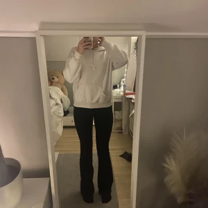 Low waist jeans, bootcut,  storlek M - Low waist jeans från asos tall, bootcut  Använda Max 3 gånger och är som nyskick Finns inte längre på hemsidan, storlek M 