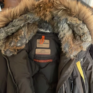 Parajumpers jacka  - En mycket fin jacka som är nästan oanvänt. Har haft den i ca 2 år men är nästan oanvänt. Säljer den pga av att den är för lite för mig nu. Det är i storlek X-small men den passar även som en lien M.  Har ingen kvitto tyvärr  