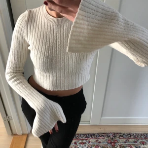 Vit tröja med vida ärmar  - Säljer en favorit som är riktigt snygg med vida ärmar och jätte bekväm! Passar till både fest och vardag 💓