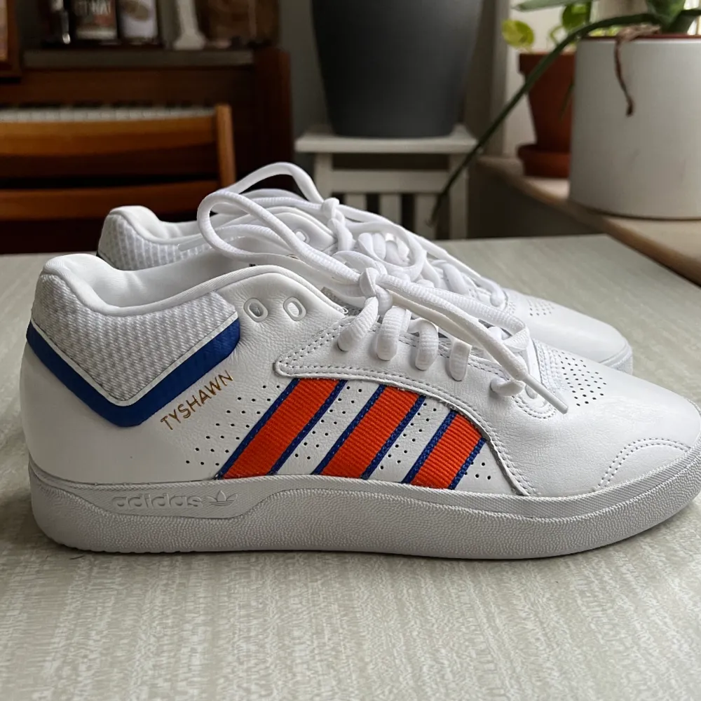 PRODUCT INFORMATION FUNCTIONALITIES : Ventilative MODEL NO FY7472 RELEASE DATE 2021-04-12 SERIES Cloud White/Orange/Royal Blue STYLE Sports SEASON All Season UPPER MATERIAL Synthetic Leather CLOSURE Lacing SOLE MATERIAL Rubber Sole UPPER Low Cut TOE TYPE . Skor.