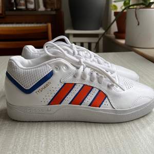 PRODUCT INFORMATION FUNCTIONALITIES : Ventilative MODEL NO FY7472 RELEASE DATE 2021-04-12 SERIES Cloud White/Orange/Royal Blue STYLE Sports SEASON All Season UPPER MATERIAL Synthetic Leather CLOSURE Lacing SOLE MATERIAL Rubber Sole UPPER Low Cut TOE TYPE 