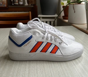 ADIDAS ORIGINALS TYSHAWN 'WHITE ORANGE'  - PRODUCT INFORMATION FUNCTIONALITIES : Ventilative MODEL NO FY7472 RELEASE DATE 2021-04-12 SERIES Cloud White/Orange/Royal Blue STYLE Sports SEASON All Season UPPER MATERIAL Synthetic Leather CLOSURE Lacing SOLE MATERIAL Rubber Sole UPPER Low Cut TOE TYPE 