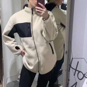 Teddy jacka - Jacka/huvtröja i teddymaterial. Aldrig använd utanför hemmet! Nypris 699, men säljer för 250kr + frakt!☺️Inga defekter.