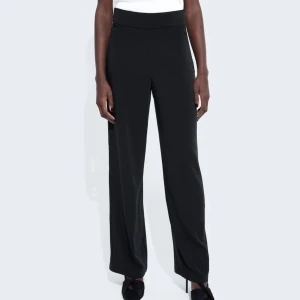 Kostymbyxor bikbok - Säljer dessa fina kostymbyxor ifrån bikbok, Andrine byxa med vida ben. Köpta för 299kr! De är använda men i fint skick. Storlek 34  Jag är 161 cm lång. Köparen står för frakten!
