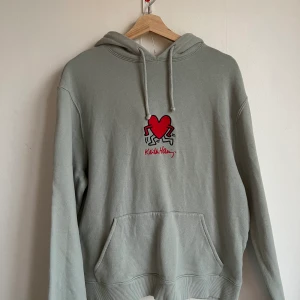 Axel arigato hoodie - Använd 2 gånger så i nyskick, säljer pga har 2 likadana! Köpare står för frakt om den ska skickas.  Svårt att se färgen men den är grå grön skulle jag säga!