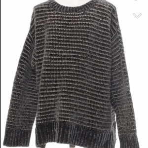 Stickad tröja - Så fin stickad tröja men små glittriga detaljer i <3 kom privat för intresse, vill få den såld så fort som möjligt 