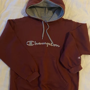 Champion Hoodie  - Champion Hoodie i fint skick!✨  Storlek M.  Kan mötas upp i malmö annars står köparen för frakten:)
