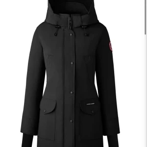 Canada goose trillium - Säljer min canada goose jacka i storlek S passar M också då den har ett spänne. Jackan är utan päls och bra skick